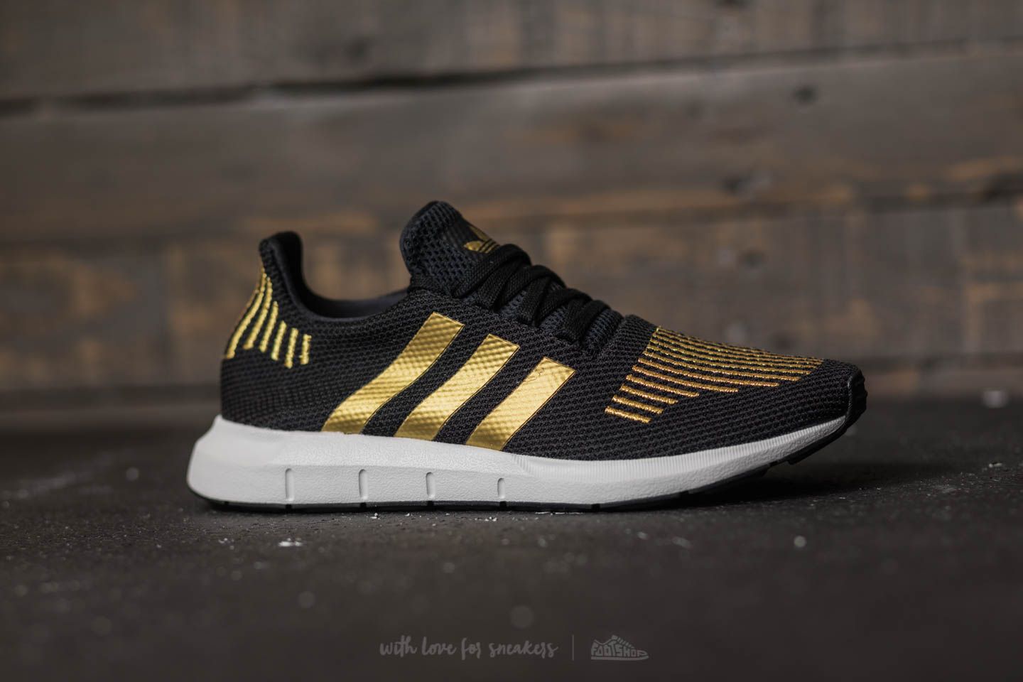 Adidas black and gold swift run deals
