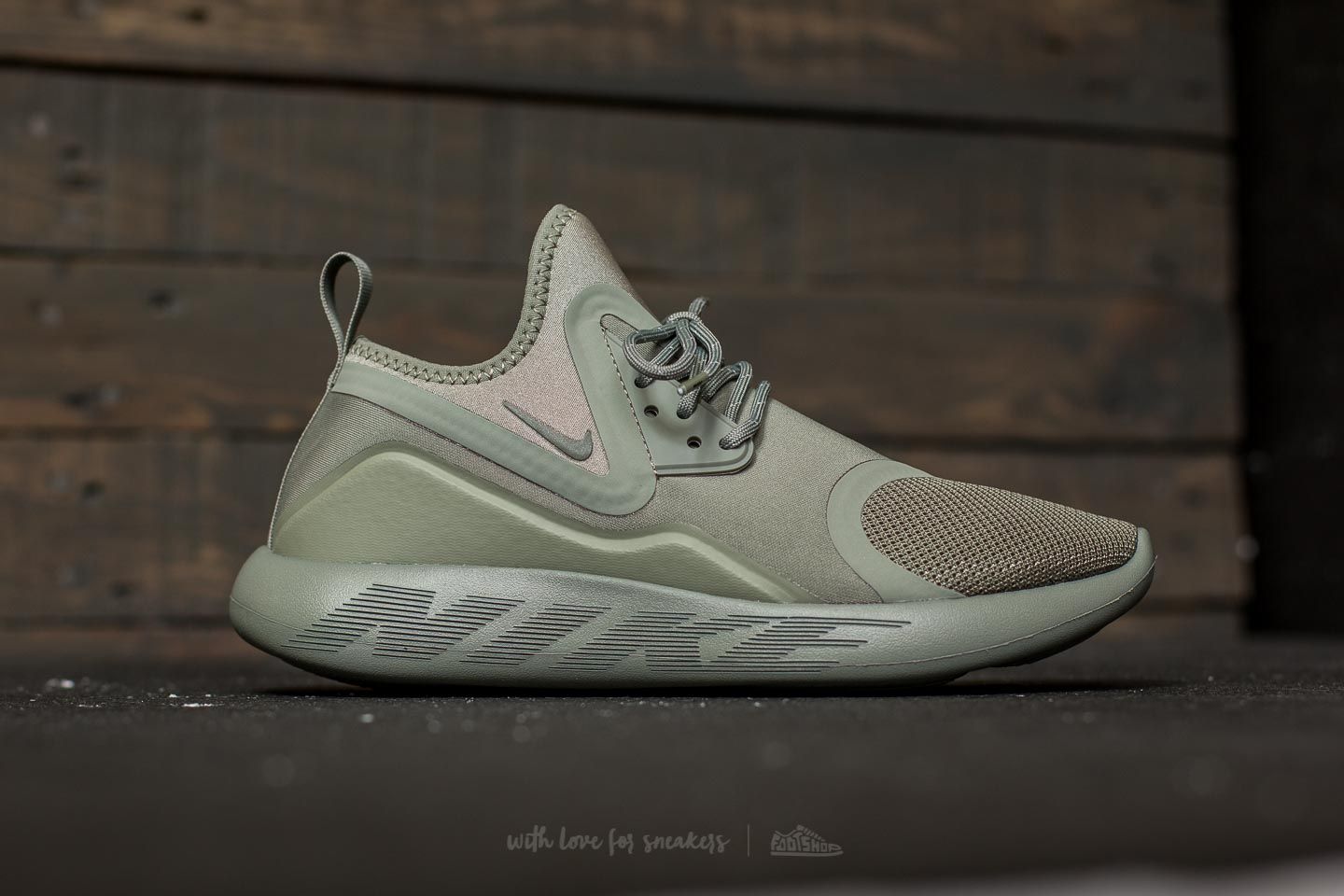 Naisten kengät Nike W Lunarcharge Essential Dark Stucco/ Dark Stucco-Black