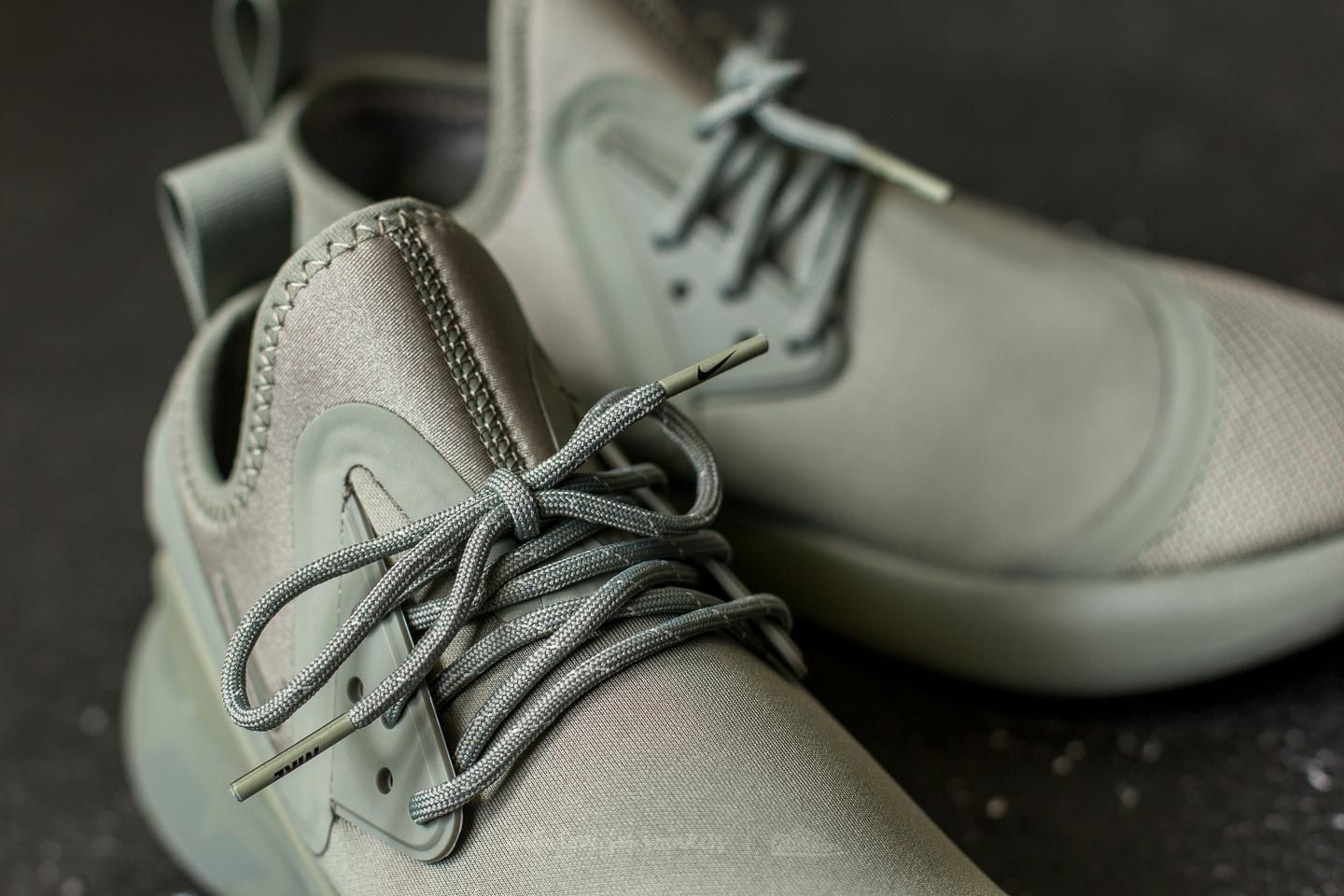 Naisten kengät Nike W Lunarcharge Essential Dark Stucco/ Dark Stucco-Black