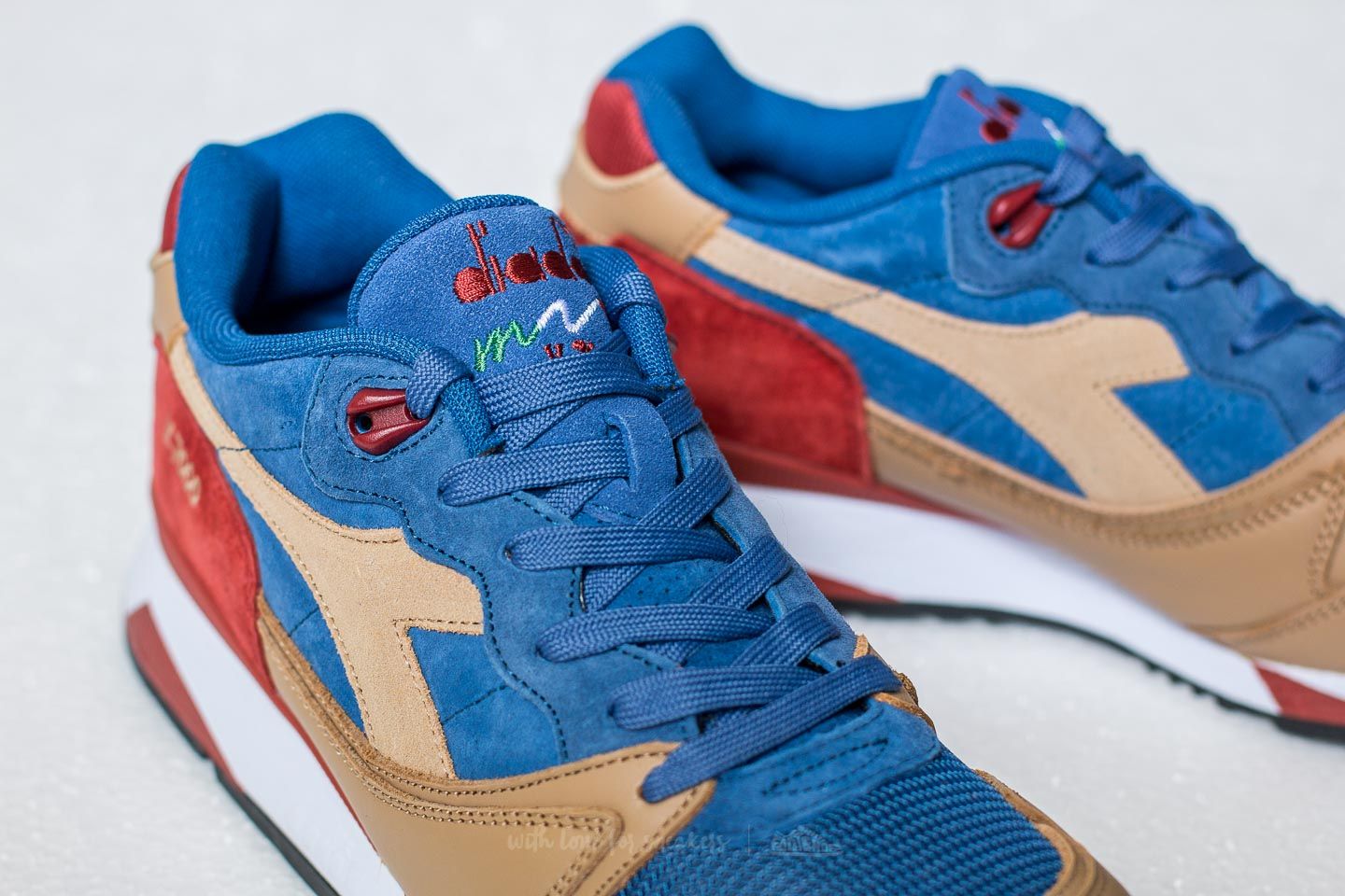 Férfi cipők Diadora V7000 Premium Dutch Blue/ Croissant/ Ketch