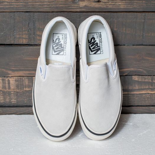 Vans anaheim slip on white top