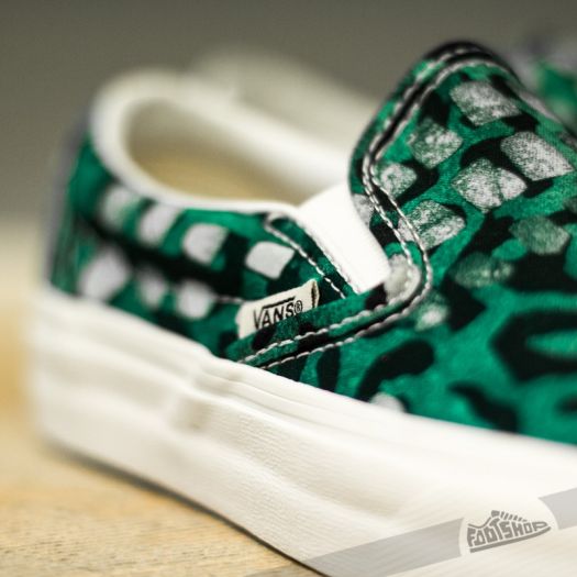 Women s shoes Vans CLASSIC SLIP ON Della Batik Leopard Footshop