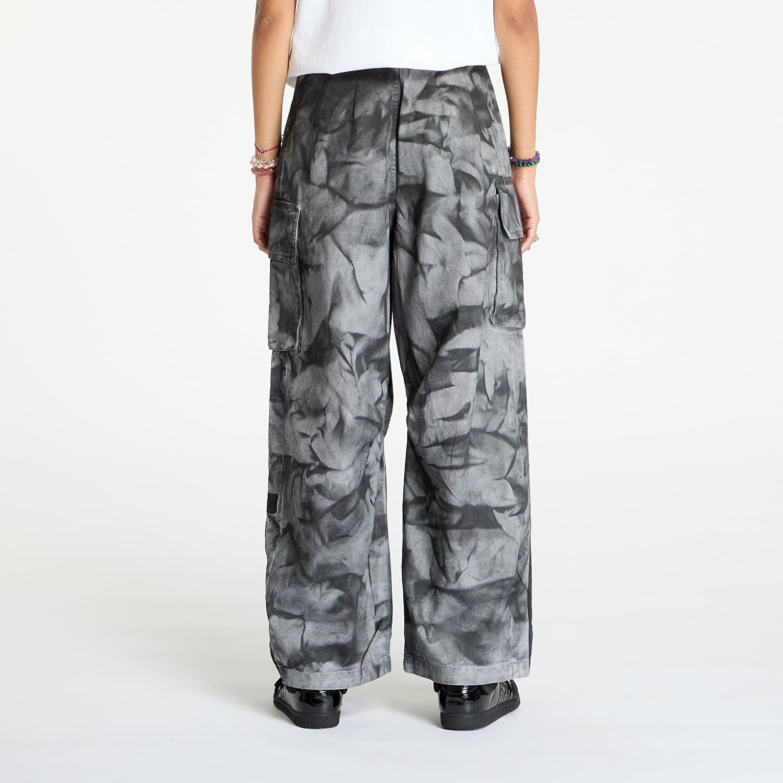Pantalones de mujer adidas XXL Cargo Pant Carbon/ Multi Solid Grey