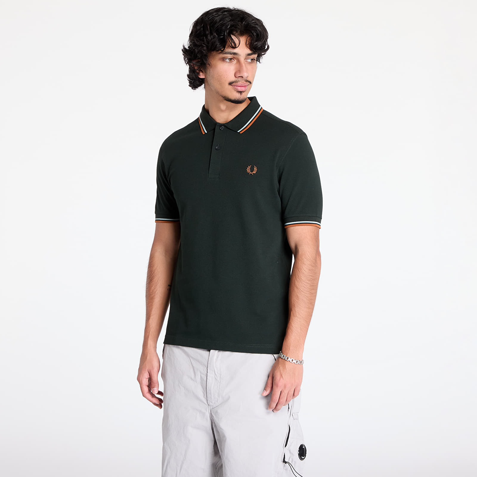 Koszulki FRED PERRY The Twin Tipped Shirt Night Green/ Silver Blue/ Marmalade