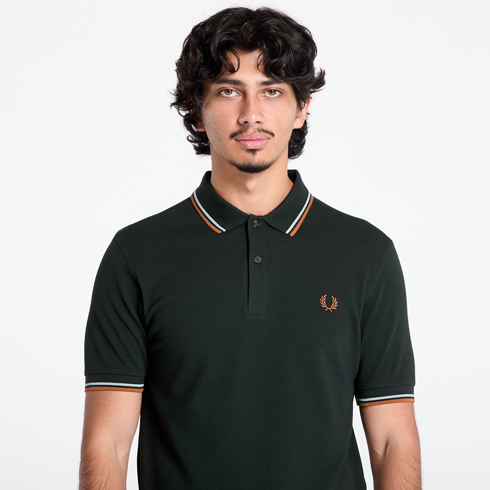 Koszulki FRED PERRY The Twin Tipped Shirt Night Green/ Silver Blue/ Marmalade