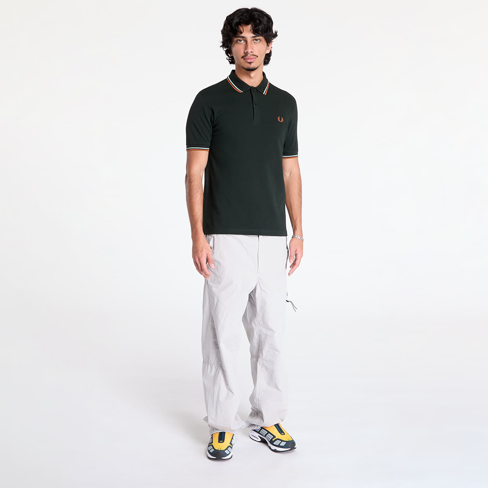 Koszulki FRED PERRY The Twin Tipped Shirt Night Green/ Silver Blue/ Marmalade