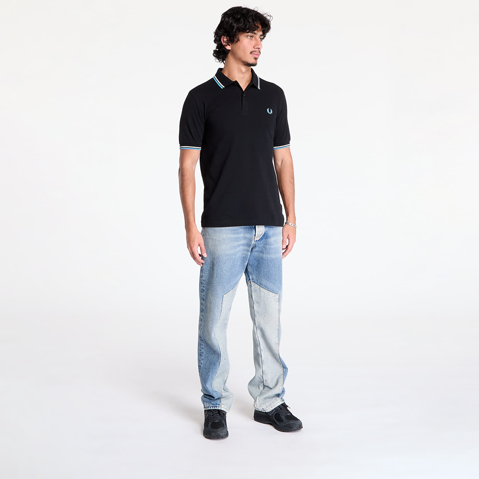 Tricouri bărbați FRED PERRY The Twin Tipped Shirt Black/ Ecru/ Soft blue