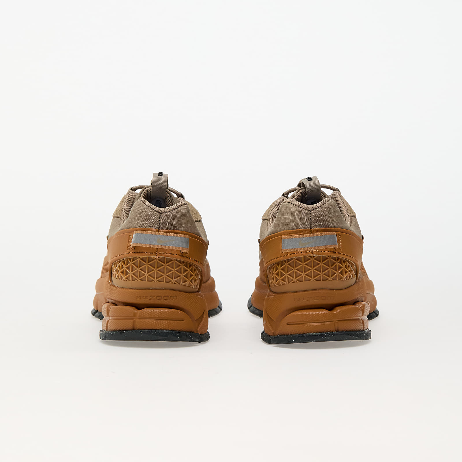 Skor för kvinnor Nike W Zoom Vomero Roam Flax/ Khaki-Anthracite-University Gold