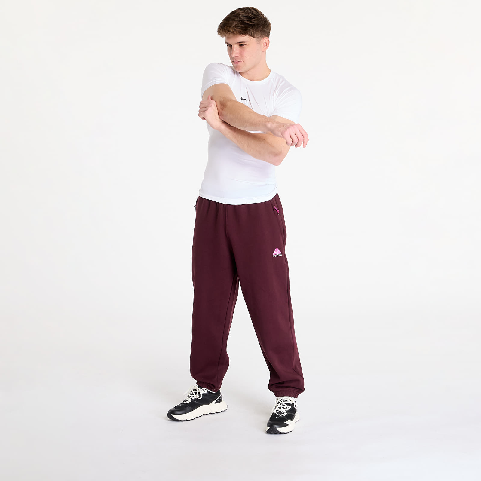 Tepláky Nike ACG Therma-FIT Repel Tuff Fleece Lungs Pants Burgundy Crush/ Laser Fuchsia