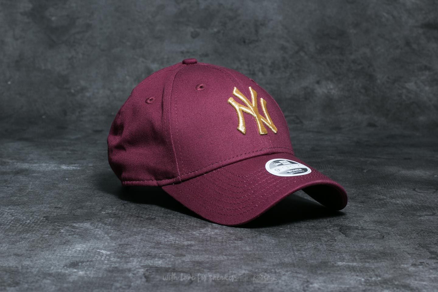 New era maroon cap hotsell