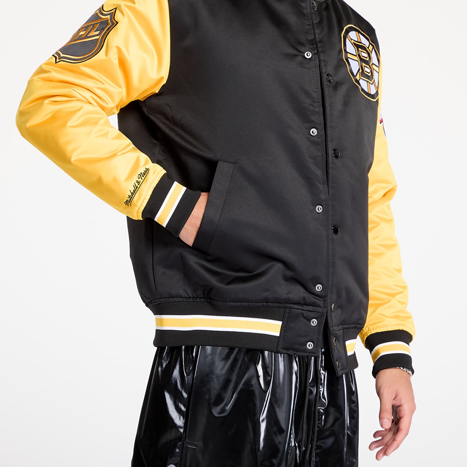 Geci bomber Mitchell & Ness NHL Primetime Heavyweight Satin Jacket Current Logo Bruins Black