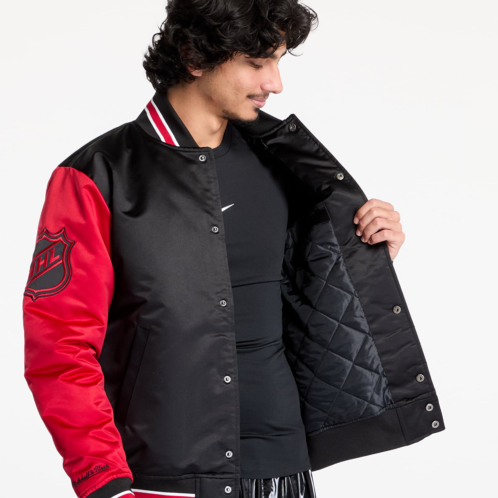 Bombery Mitchell & Ness NHL Primetime Heavyweight Satin Jacket Current Logo Blackhawks Black