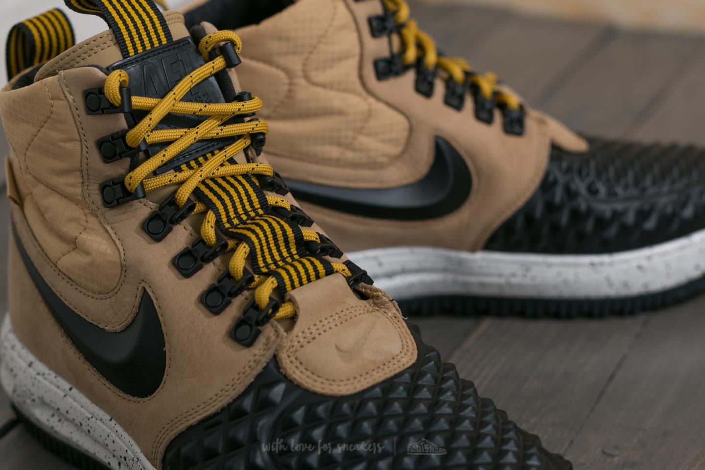 Men s shoes Nike Lunar Force 1 Duckboot 17 Metallic Gold Black Light Bone Footshop