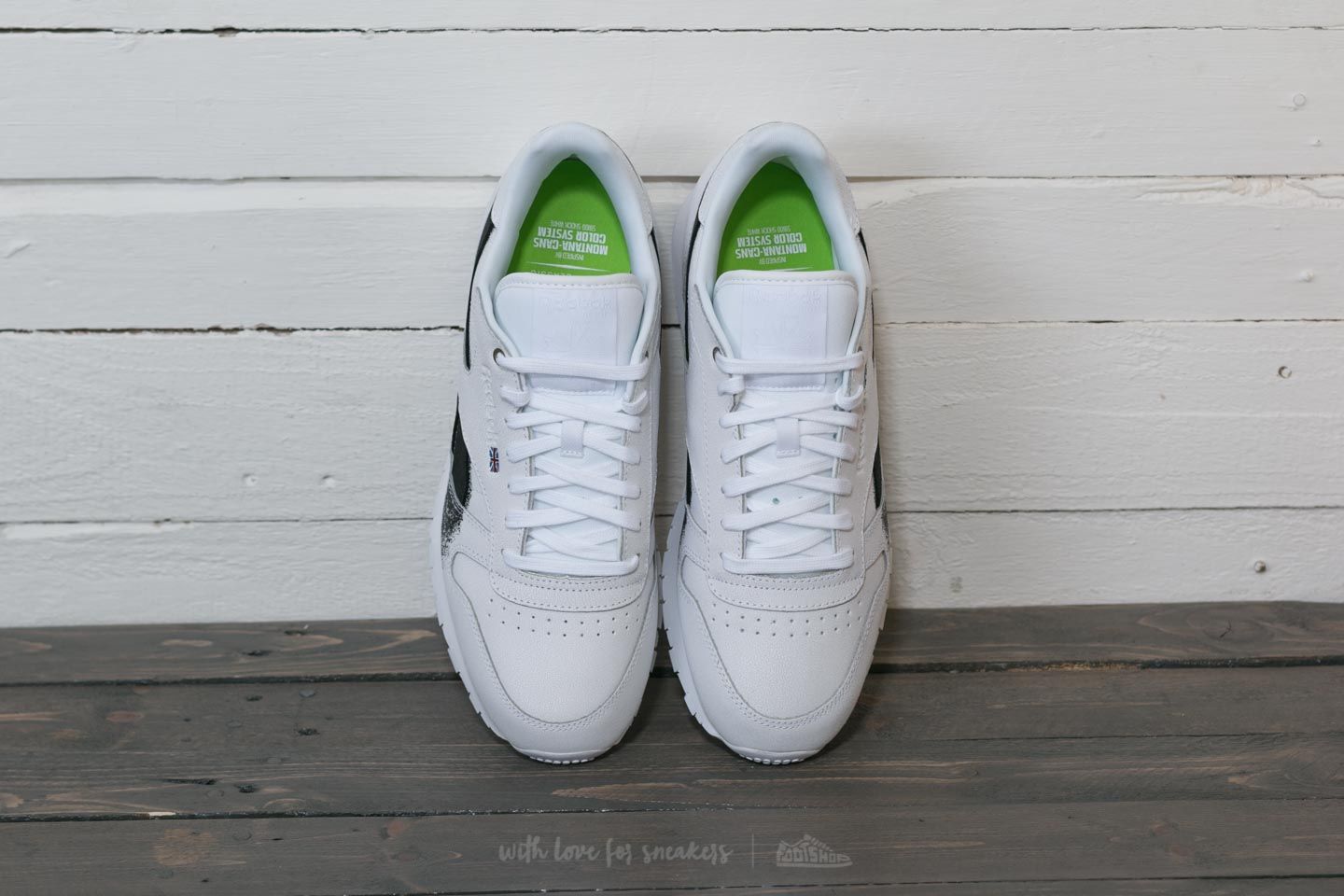 Men s shoes Reebok x Montana Cans Classic Leather White Black