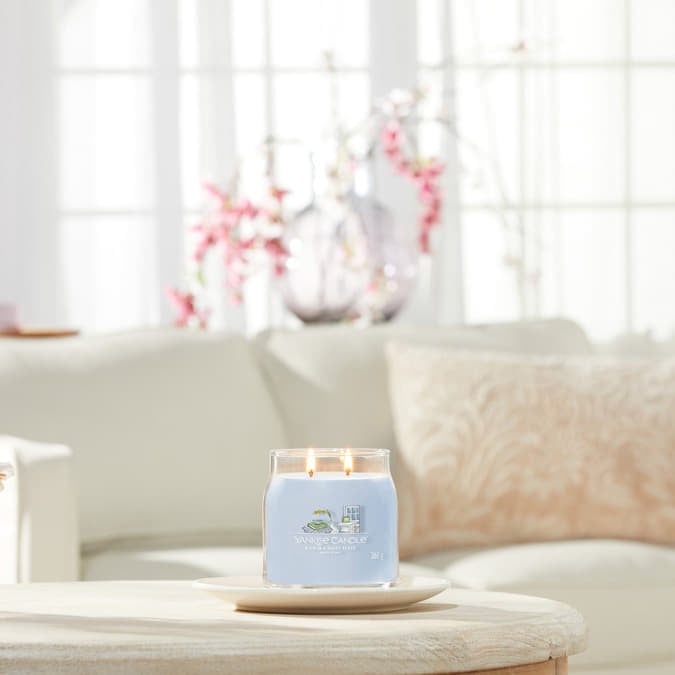 Svíčky a difuzéry Yankee Candle Signature Medium Jar 2 Wicks - A Calm & Quiet Place