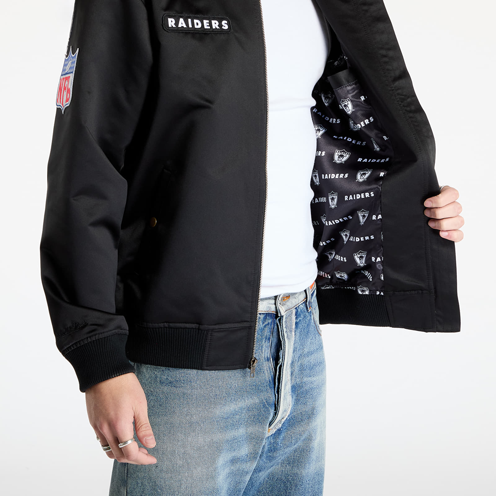 Bundy Mitchell & Ness NFL Team Leader Satin Vintage Logo Raiders Bomber Black