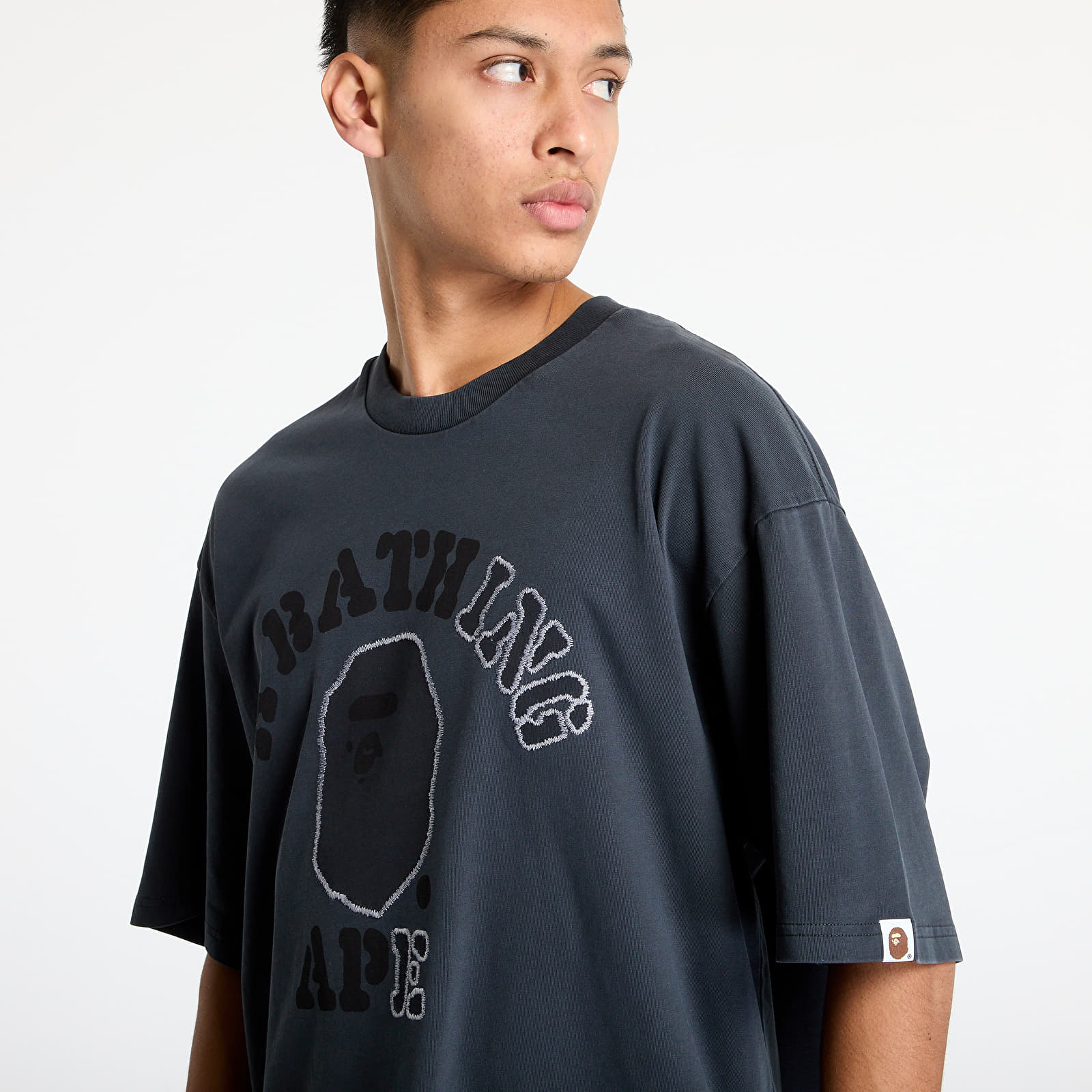 Männer T-Shirts A BATHING APE Garment Dye College Relaxed Fit Tee Charcoal