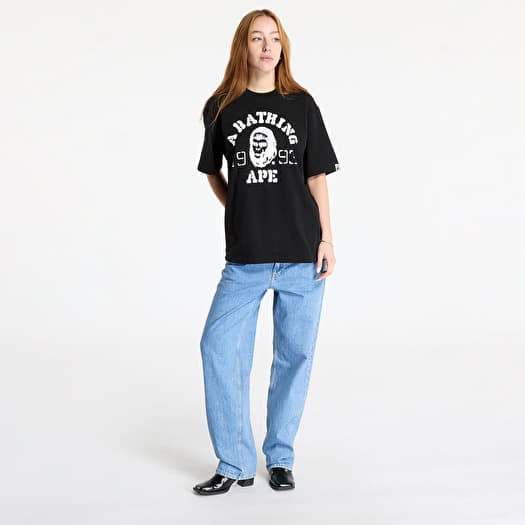 【A BATHING APE】3色展開 COLLEGE LOGO RELAXED FIT TEE UNISEX T-shirty męskie A BATHING APE College Logo Relaxed Fit Tee