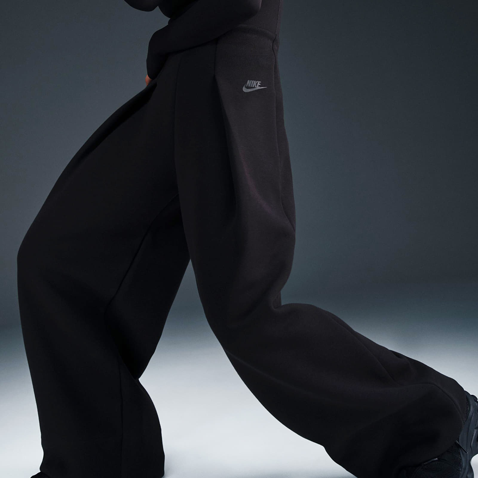 Pantaloni de trening pentru femei Nike Sportswear Women's Tech Fleece High-Waisted Pleated Pant Wide Black