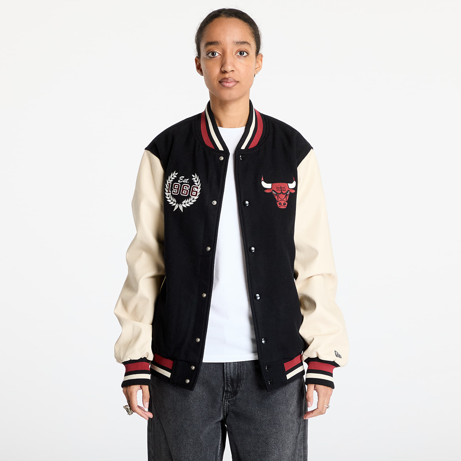 Bomber New Era Chicago Bulls NBA Lifestyle Varsity Jacket UNISEX Black - 1 | YEO