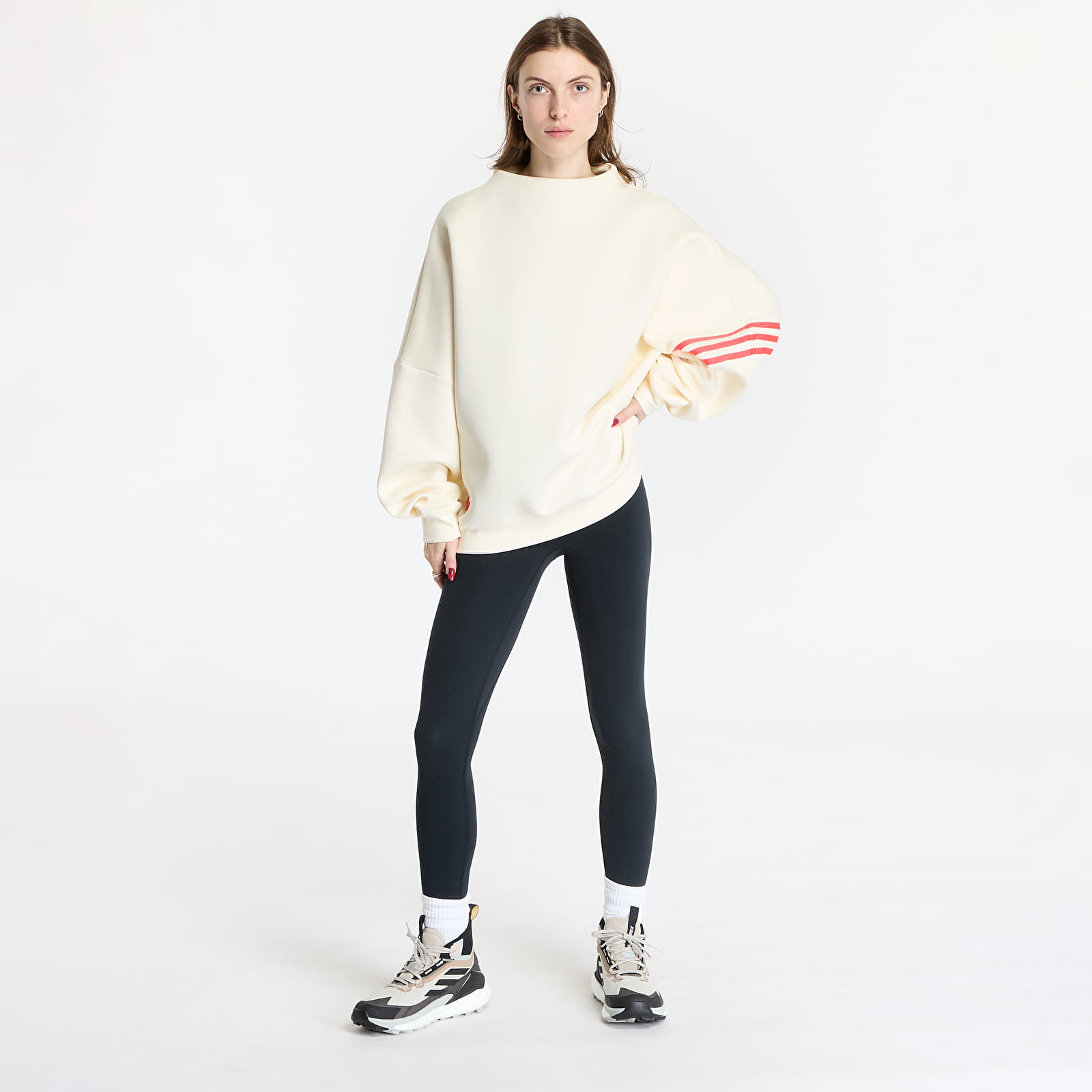 Sweatjacken und Sweatshirts adidas Neuclassics Oversized Mock Neck Sweatshirt Cream White/ Real Coral