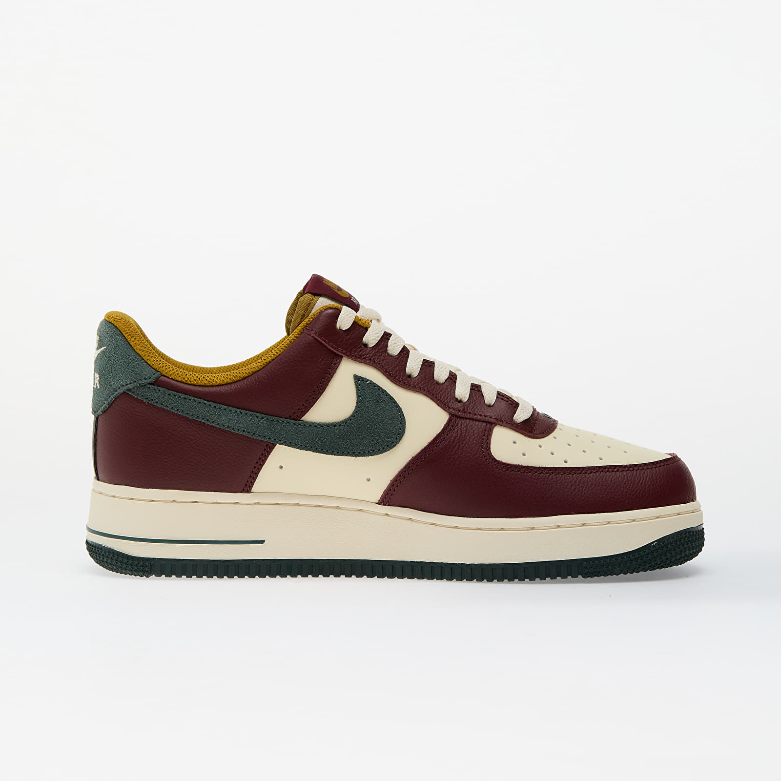 Încălțăminte și sneakerși pentru bărbați Nike Air Force 1 07 Lv8 Coconut Milk/ Vintage Green-Dark Team Red