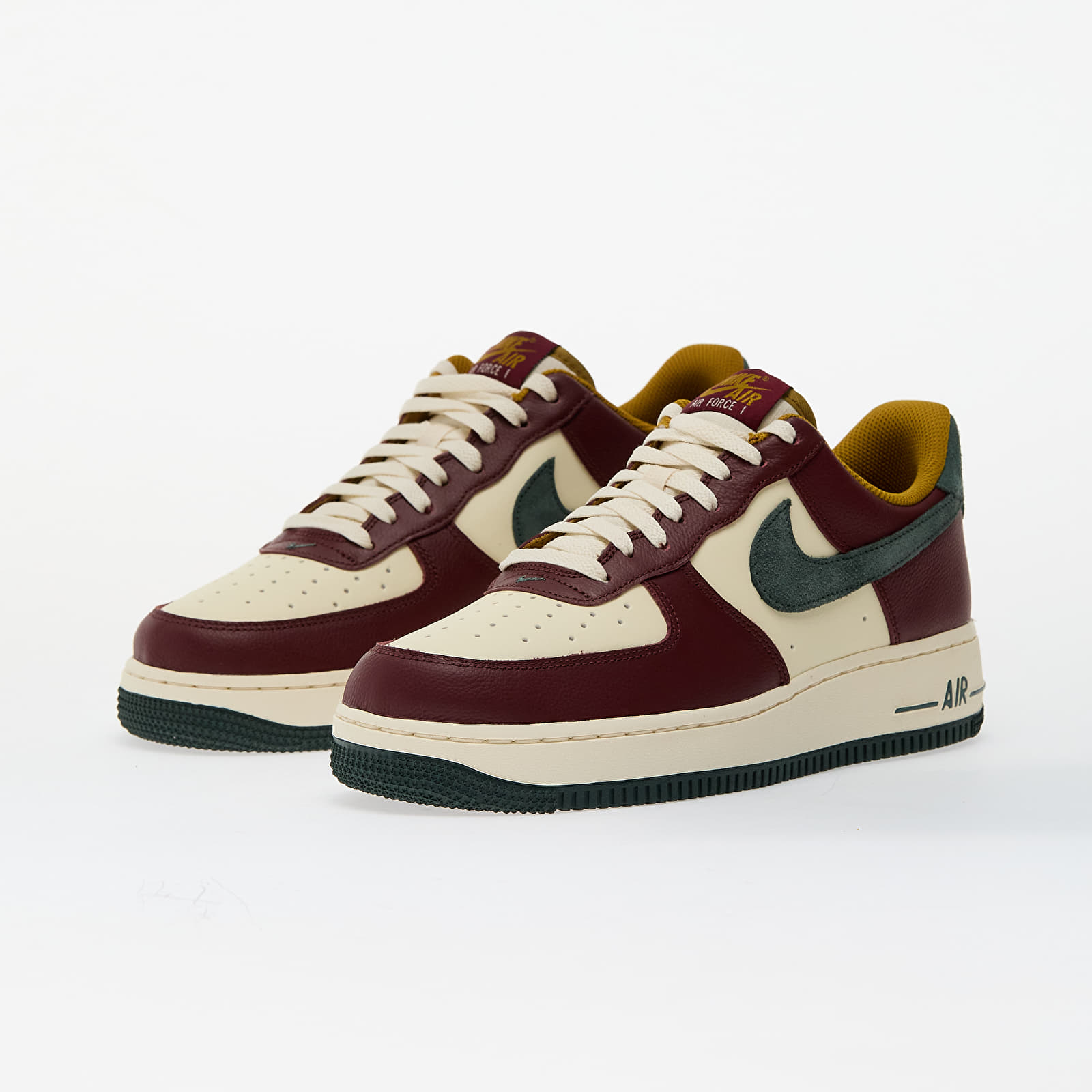 Încălțăminte și sneakerși pentru bărbați Nike Air Force 1 07 Lv8 Coconut Milk/ Vintage Green-Dark Team Red