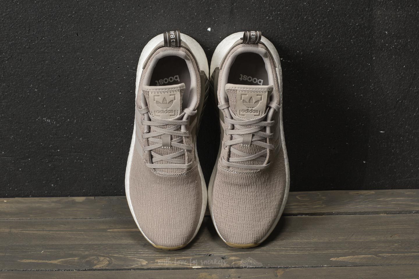 Nmd r2 beige/pink/vapor hot sale grey/vapor grey/tech earth