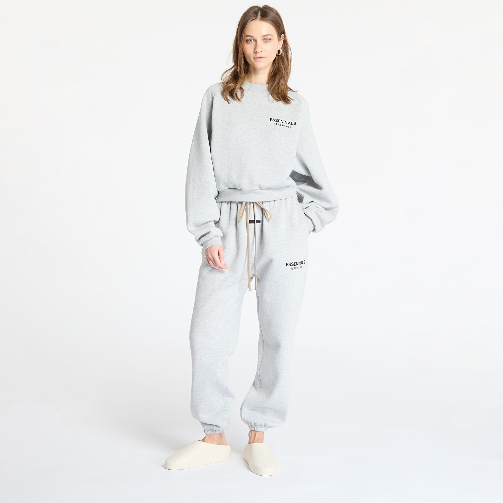 Hettegensere og sweatshirts Fear Of God ESSENTIALS Fleece Cropped Crewneck Light Heather Gray
