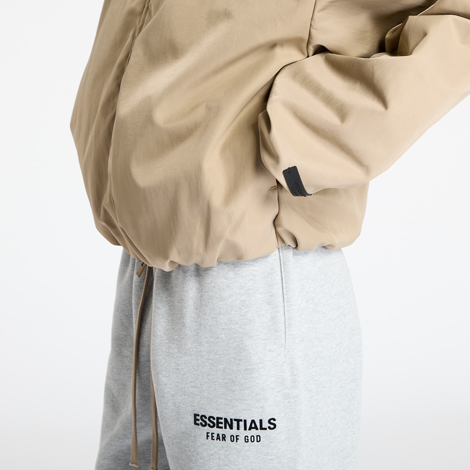 Dzsekik Fear Of God ESSENTIALS Textured Nylon Track Jacket Desert Sand