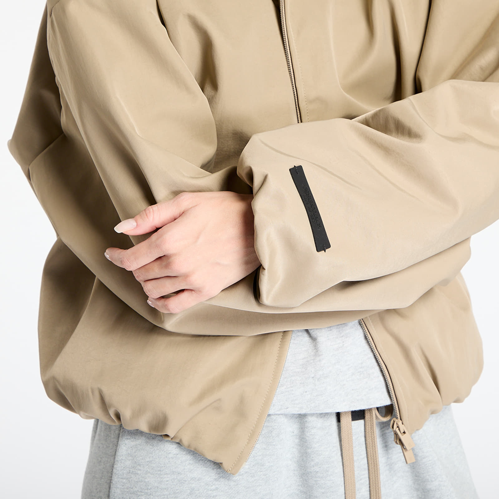 Dzsekik Fear Of God ESSENTIALS Textured Nylon Track Jacket Desert Sand