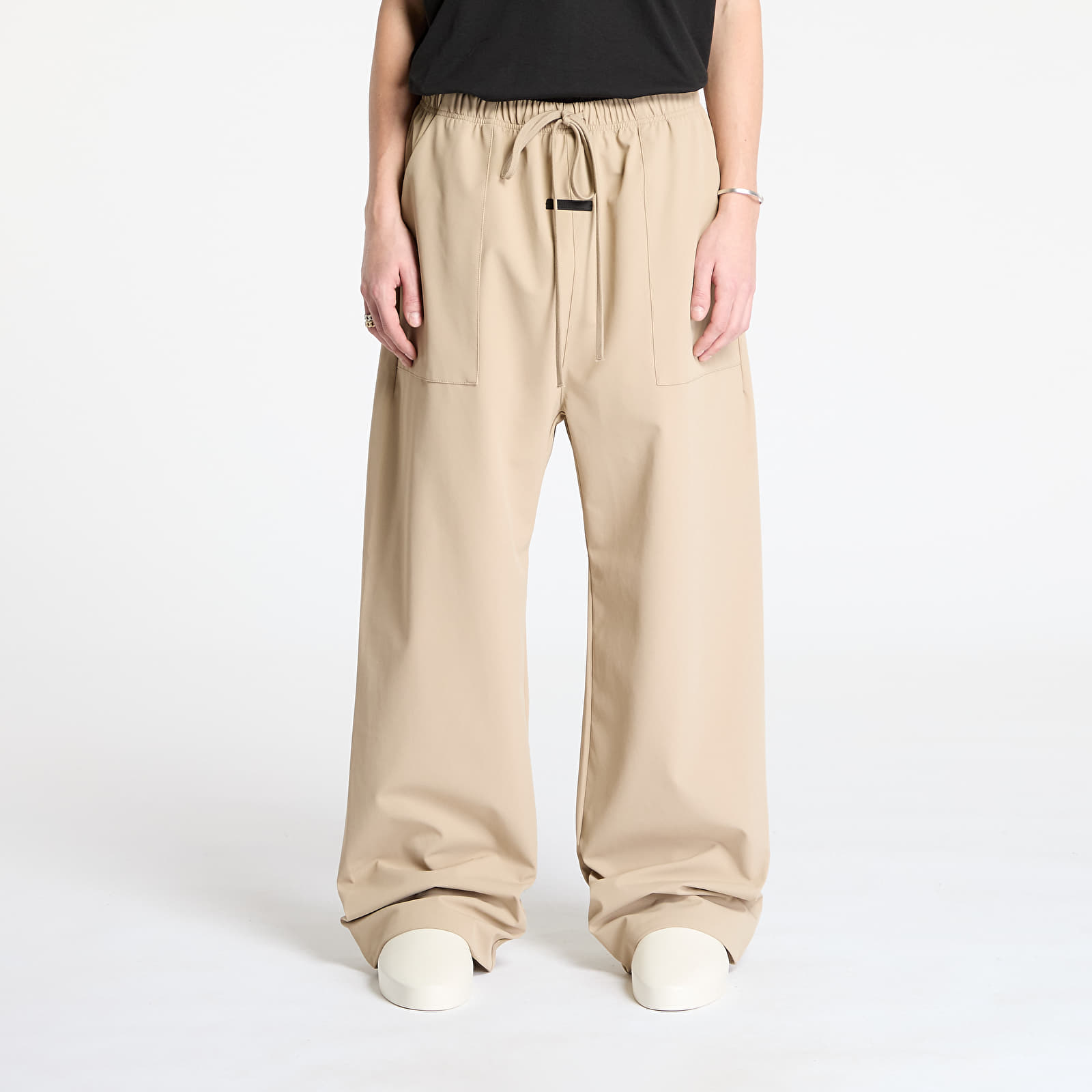 Bukser Fear Of God ESSENTIALS Bonded Nylon Utility Pant Desert Sand