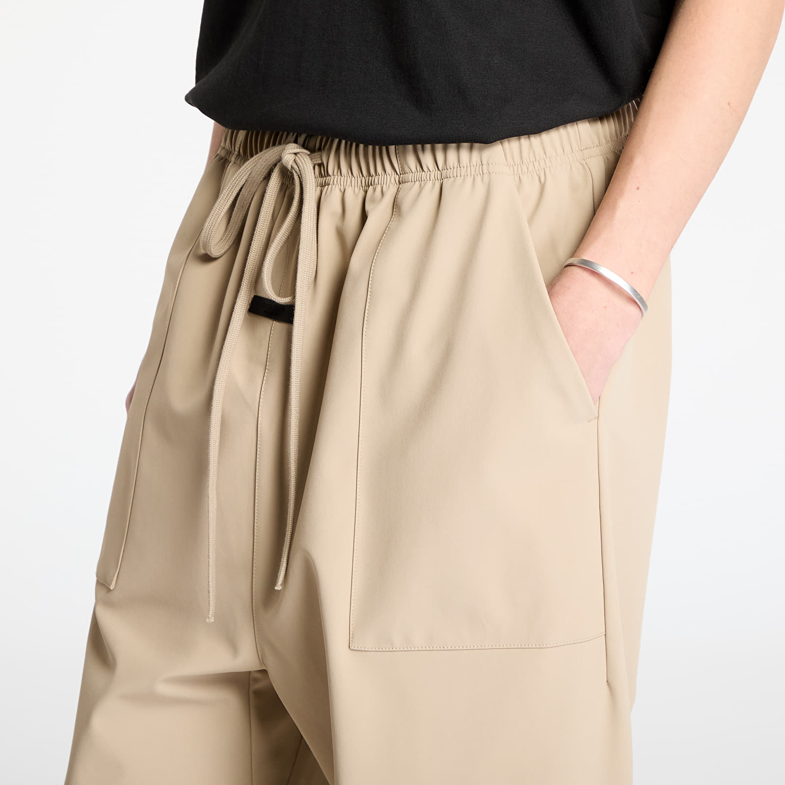 Bukser Fear Of God ESSENTIALS Bonded Nylon Utility Pant Desert Sand