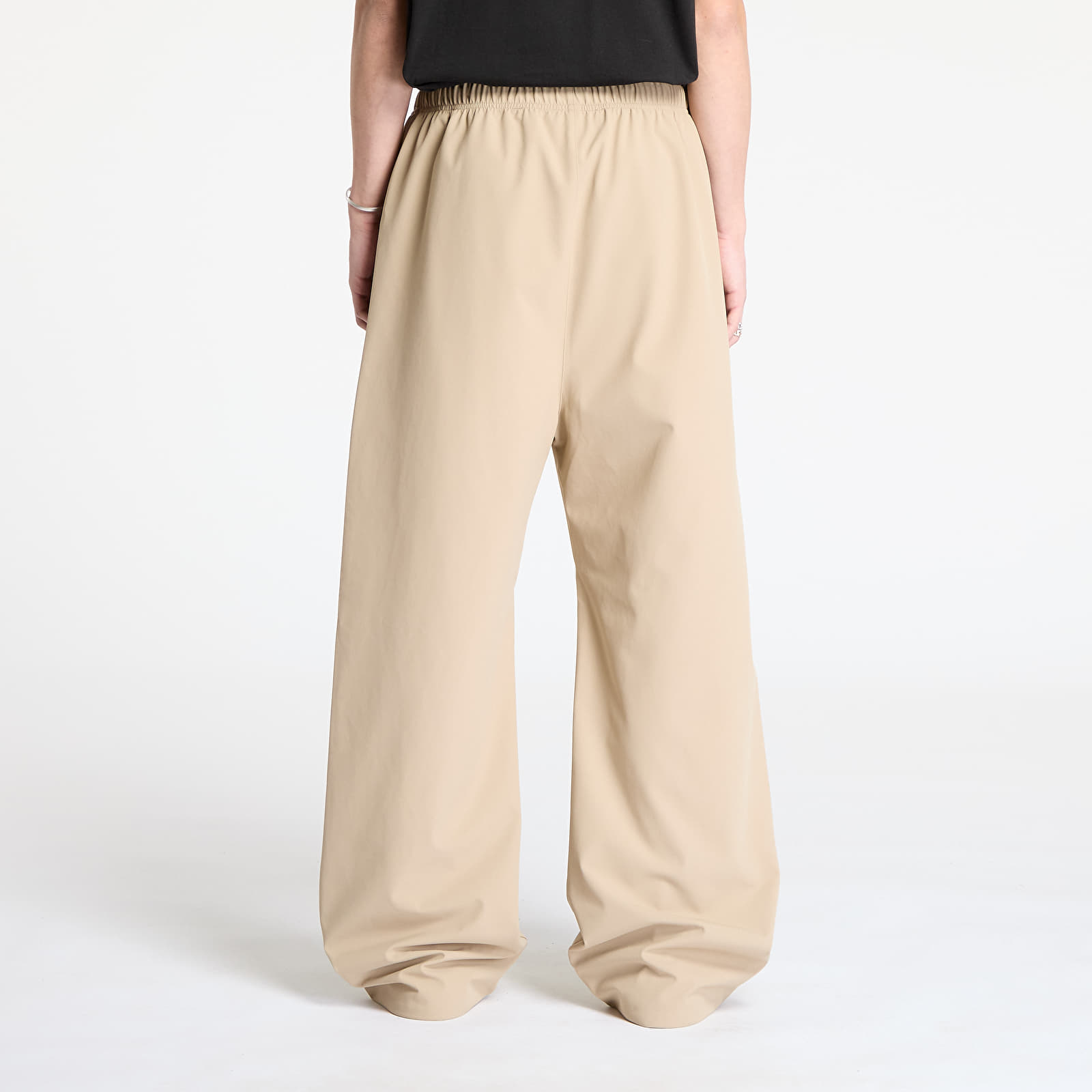 Bukser Fear Of God ESSENTIALS Bonded Nylon Utility Pant Desert Sand