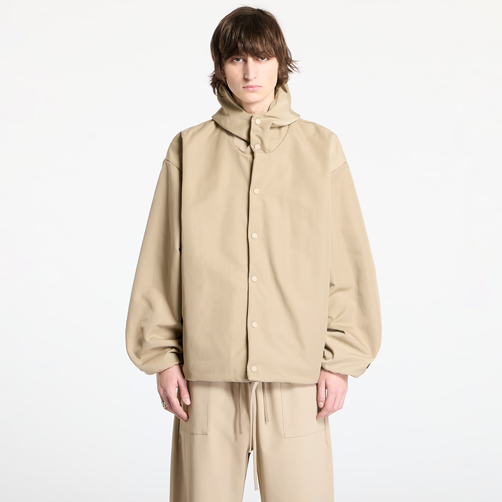 Jacken Fear Of God ESSENTIALS Textured Nylon Hooded Coaches Jacket Desert Sand