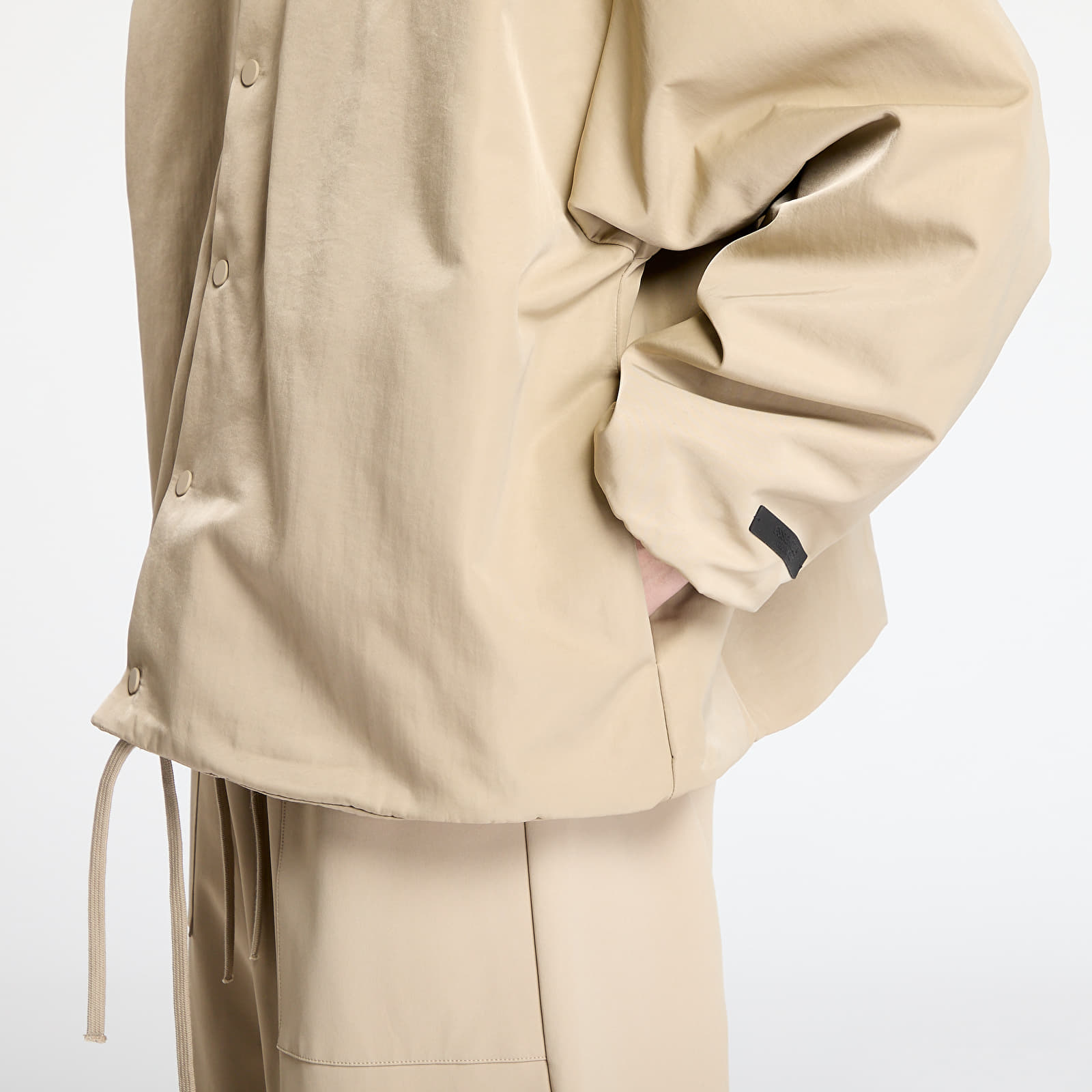 Jacken Fear Of God ESSENTIALS Textured Nylon Hooded Coaches Jacket Desert Sand