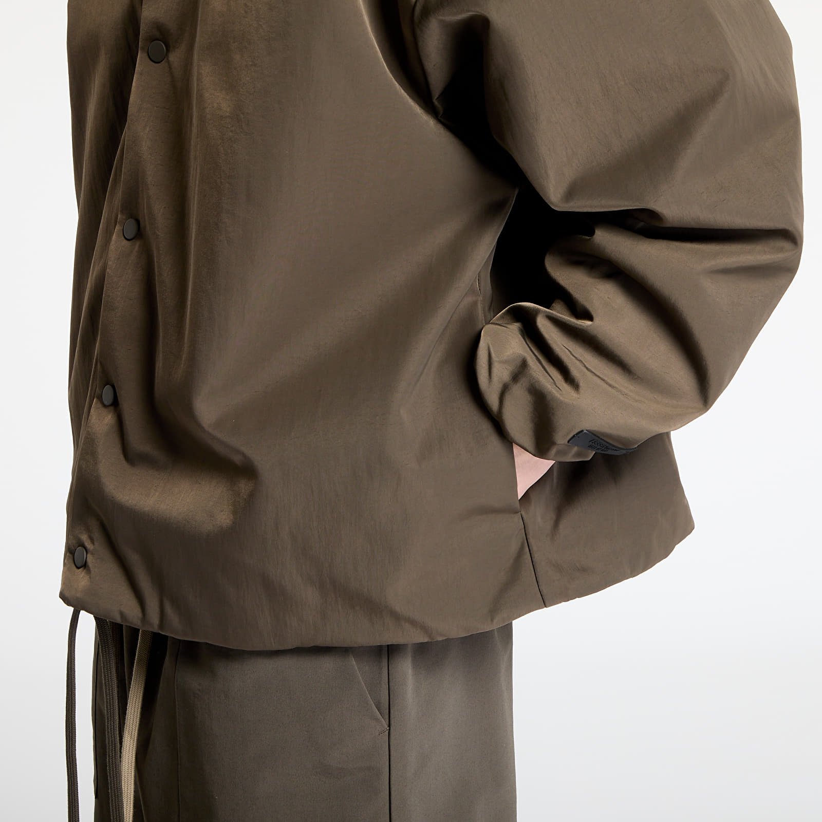 Якета Fear Of God ESSENTIALS Textured Nylon Hooded Coaches Jacket Brown