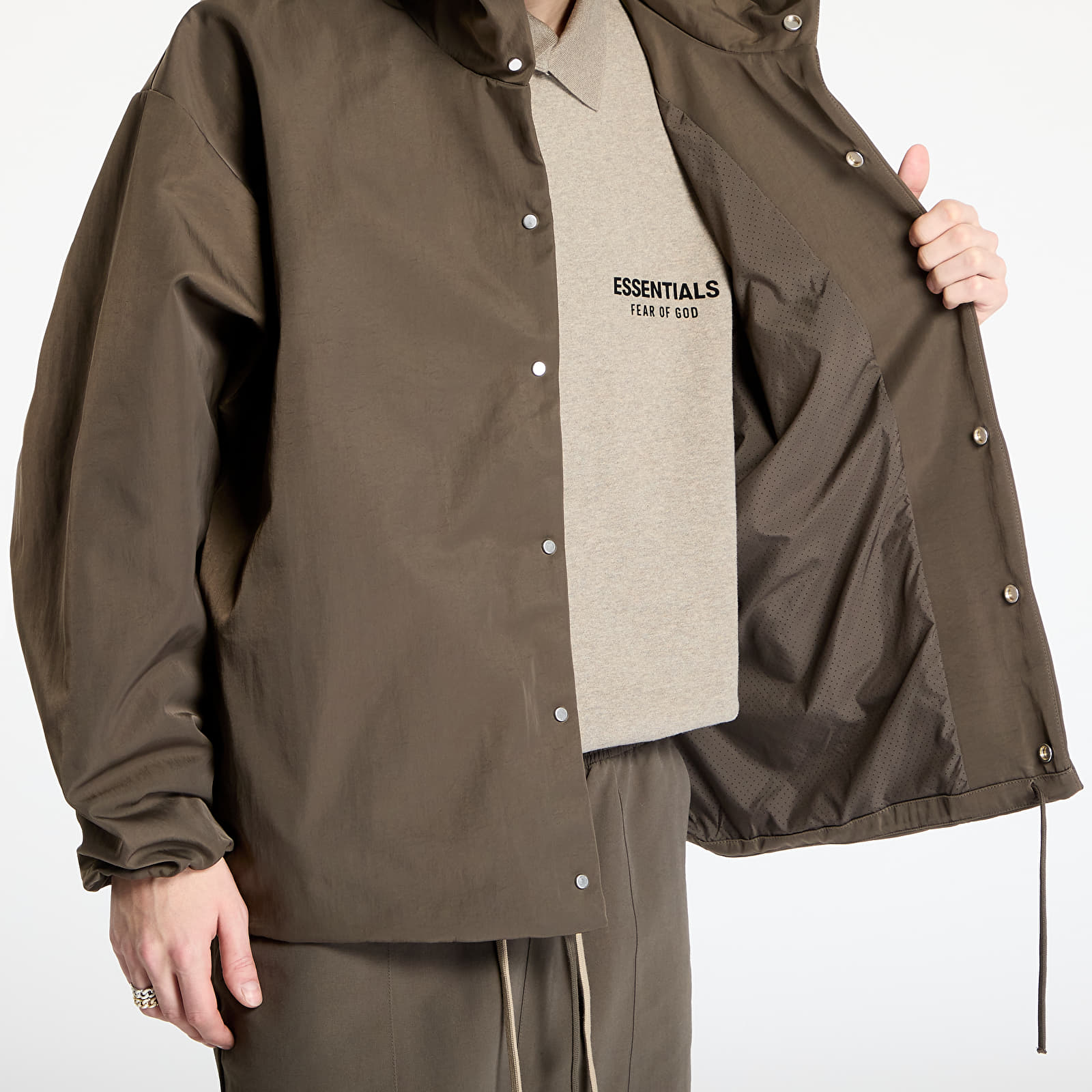 Jacken Fear Of God ESSENTIALS Textured Nylon Hooded Coaches Jacket Brown |  Footshop