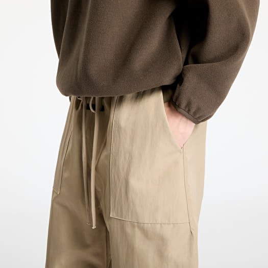 Pants Fear Of God ESSENTIALS Textured Nylon Utility Pant Desert