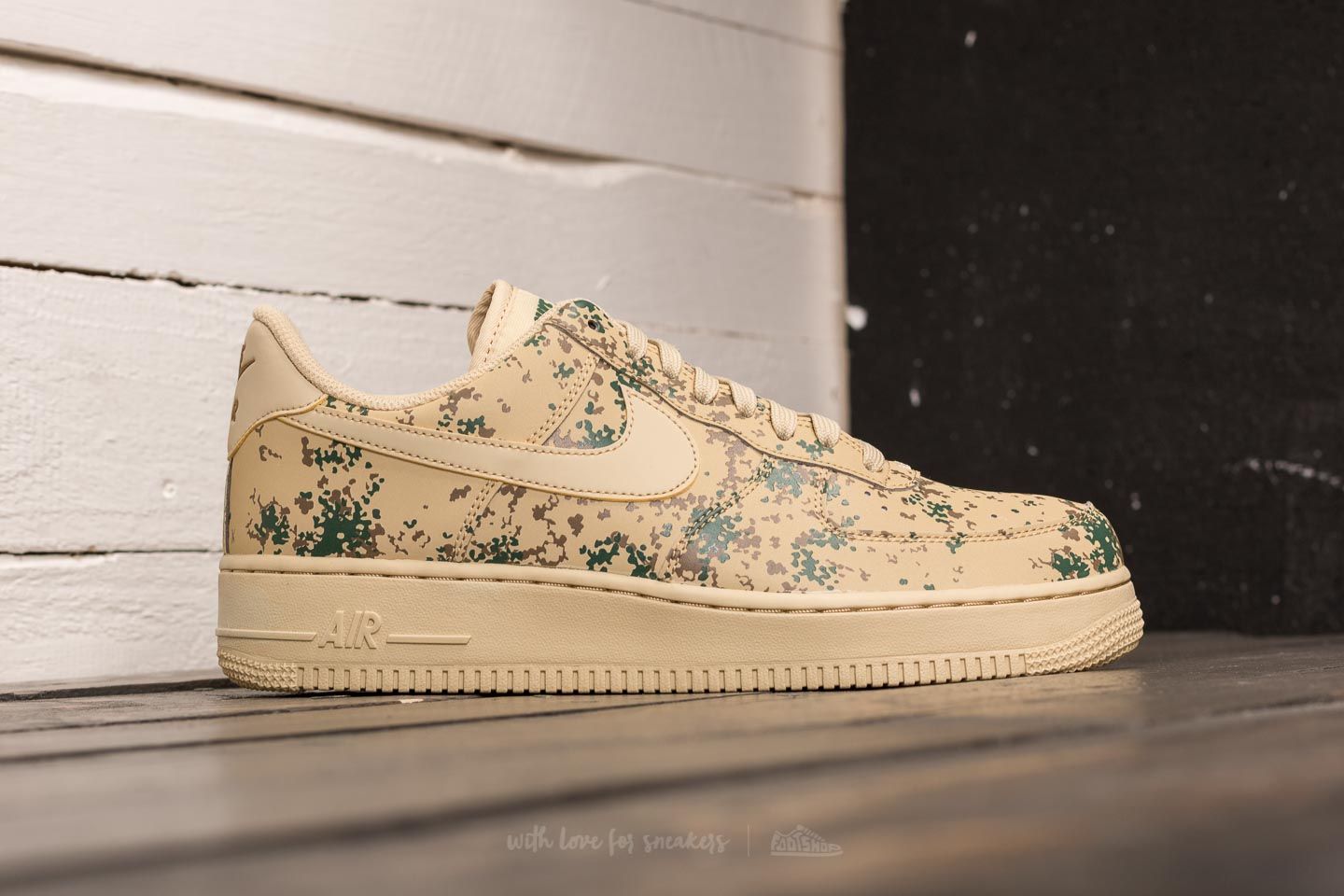 Skor för män Nike Air Force 1 '07 LV8 Team Gold/ Team Gold