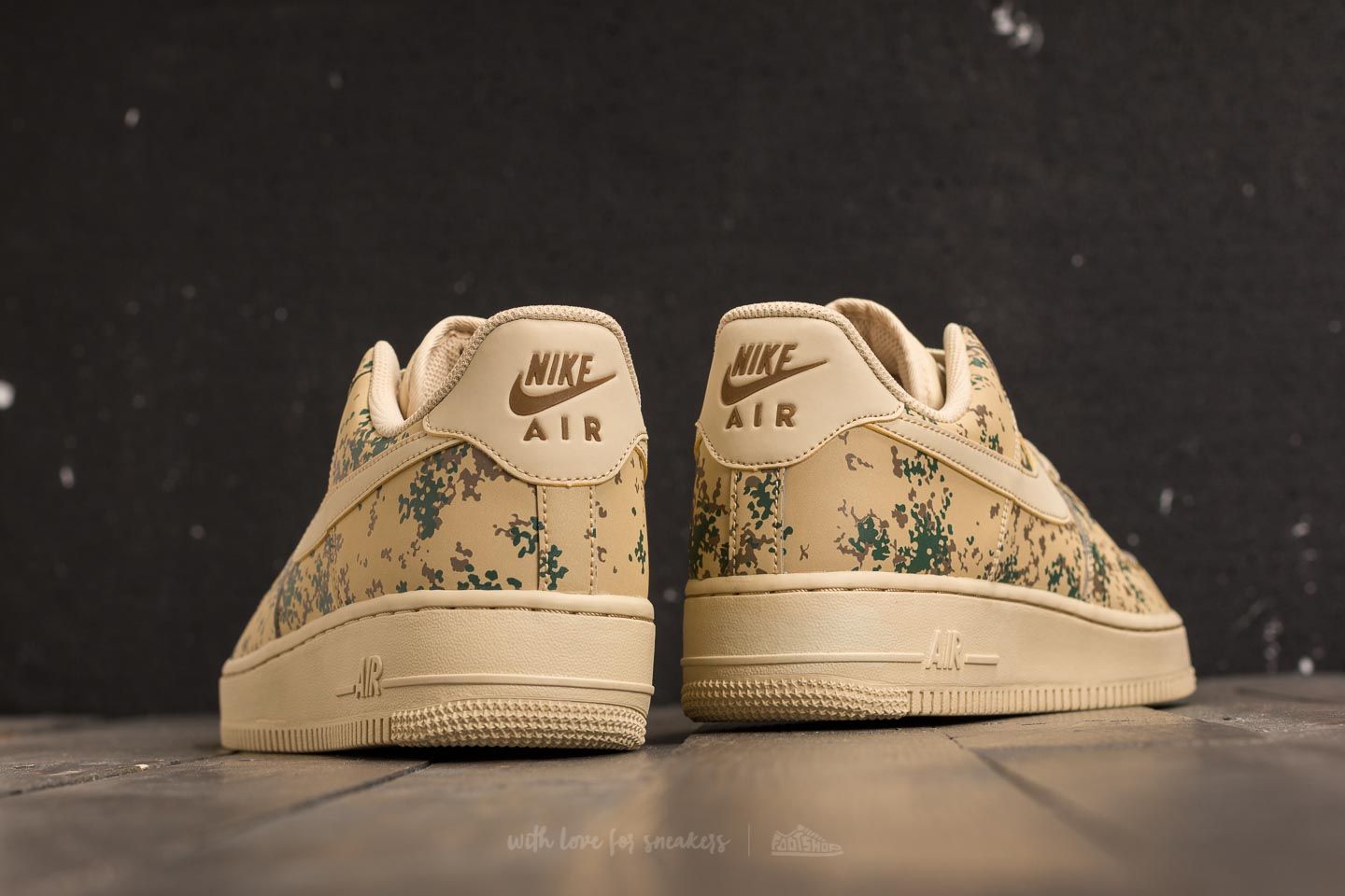 Skor för män Nike Air Force 1 '07 LV8 Team Gold/ Team Gold