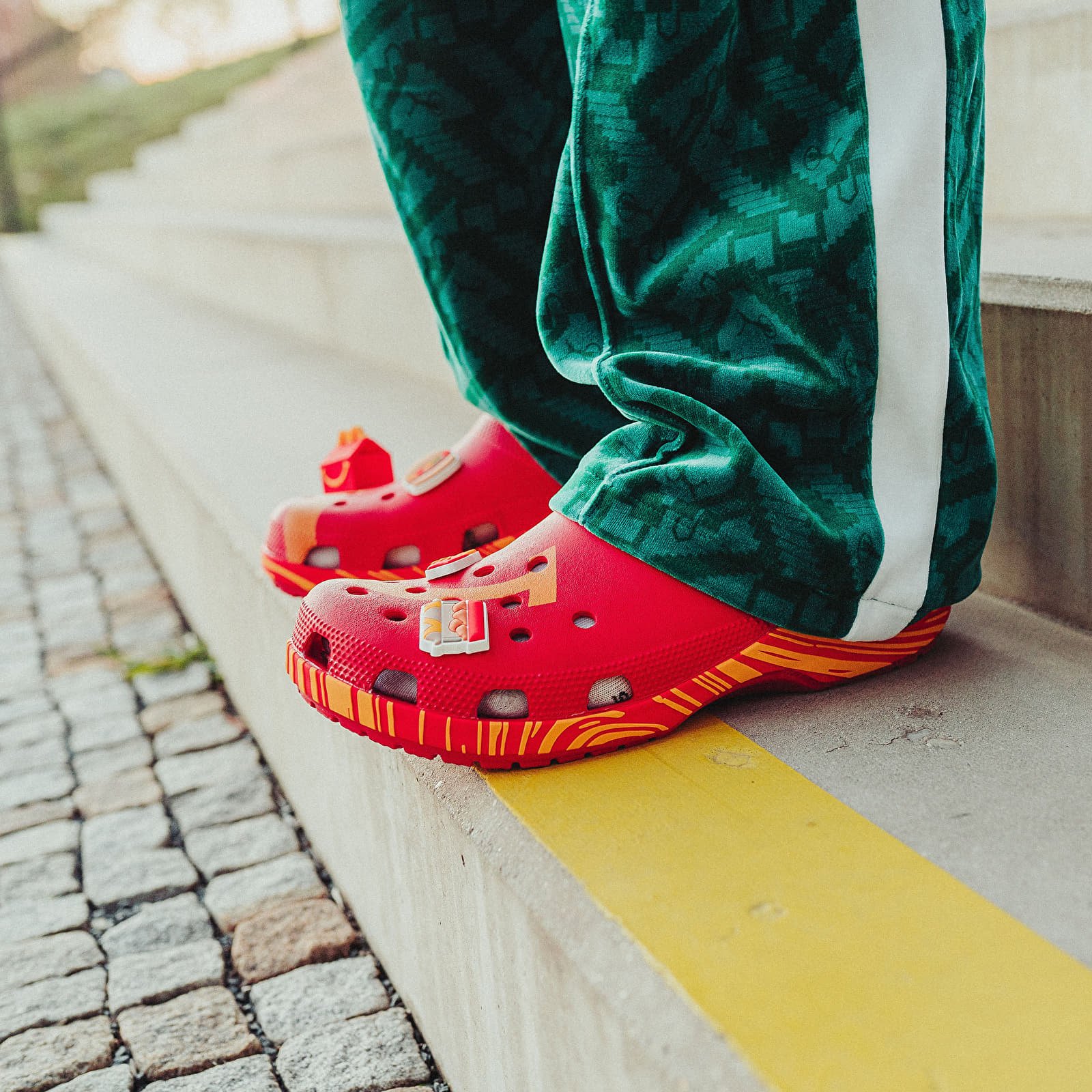Herren Sneaker und Schuhe Crocs x McDonalds Classoig Clog Happy Meal