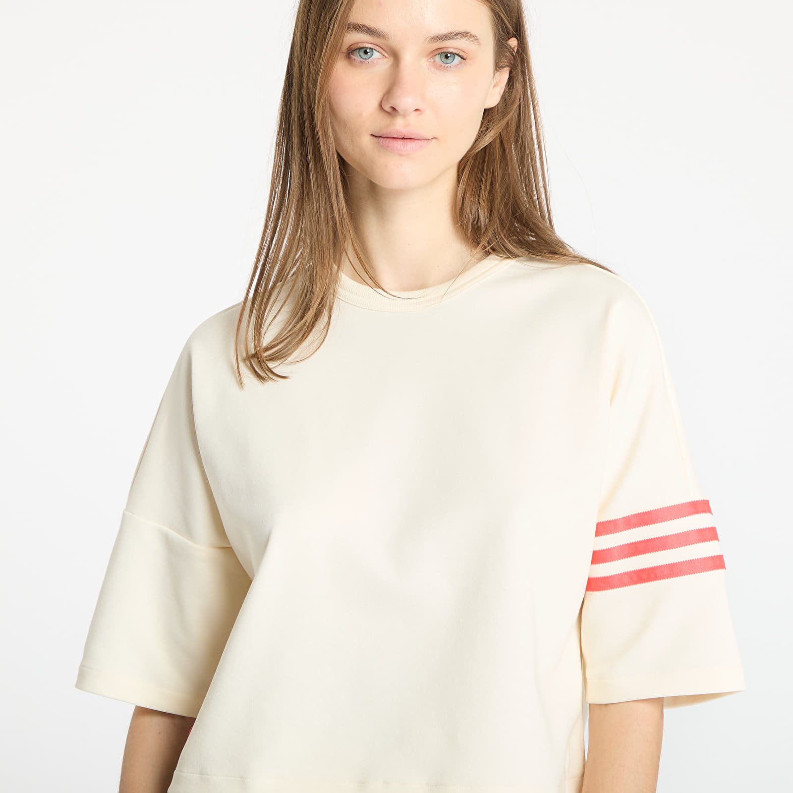 Trička adidas Neuclassics Short Sleeve T-Shirt Cream White/ Real Coral
