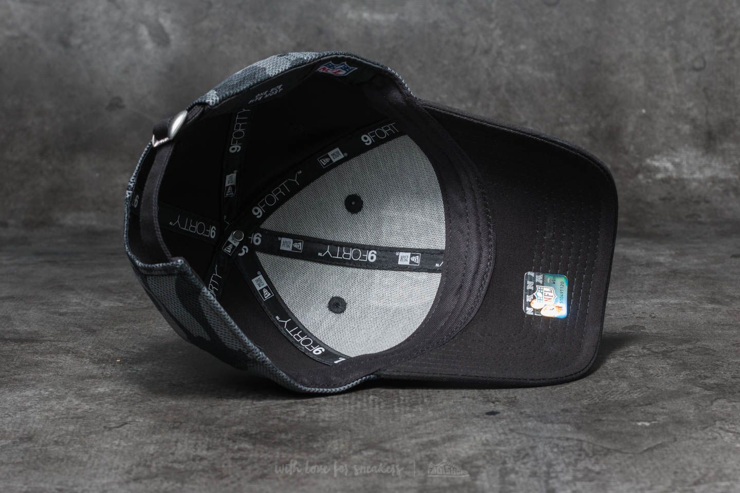 Cappelli strapback New Era 9Forty NFL Mesh Overlay Oakland Raiders Grey/ Black
