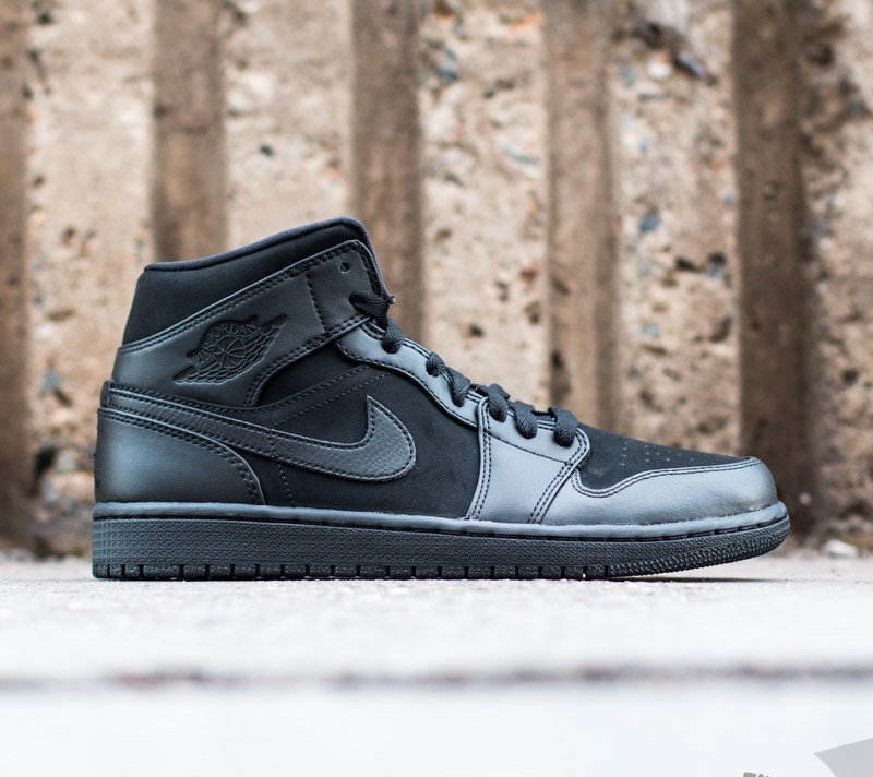 men all black jordans