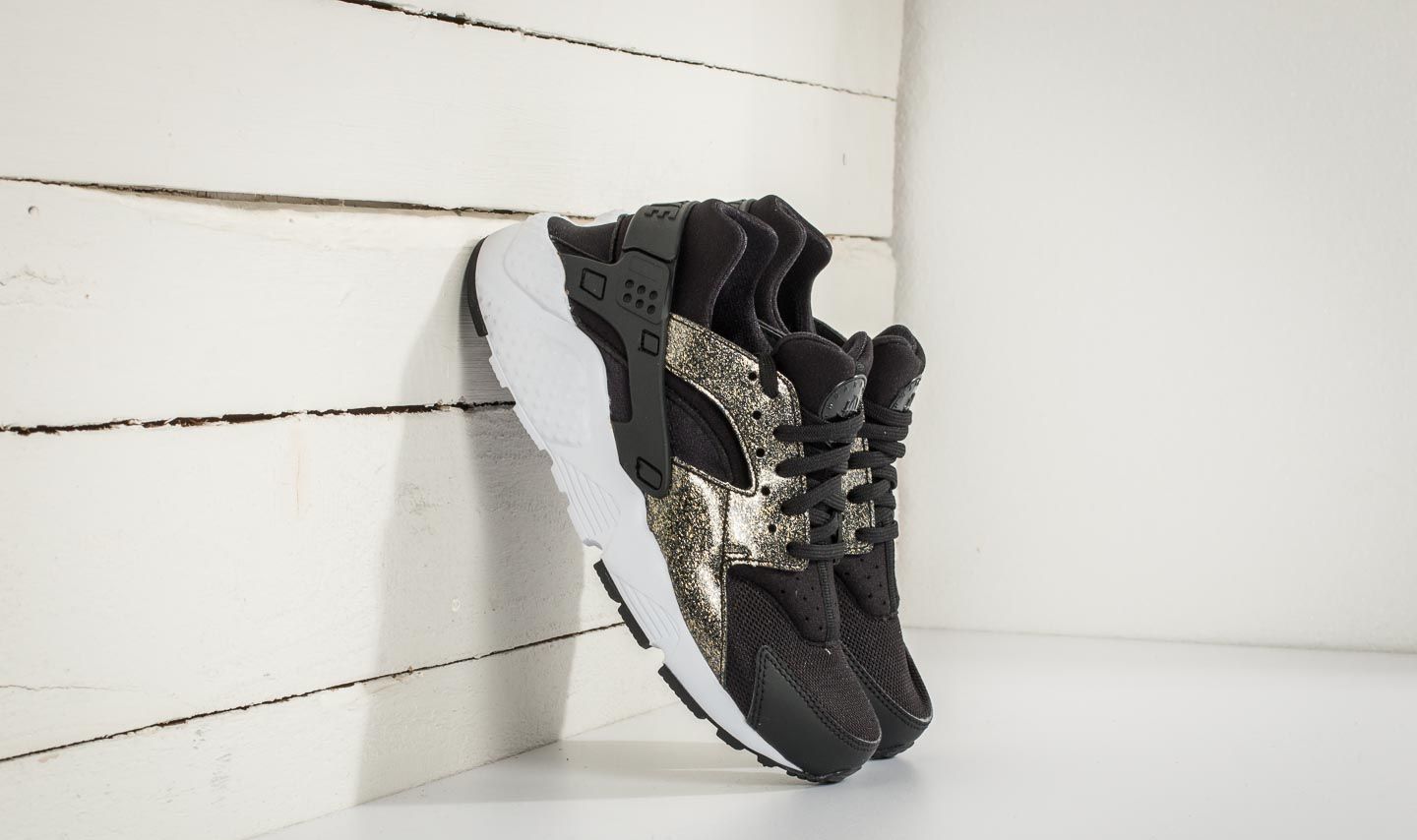 Dámske topánky a tenisky Nike Huarache Run SE (GS) Black/ Black-Metallic Gold
