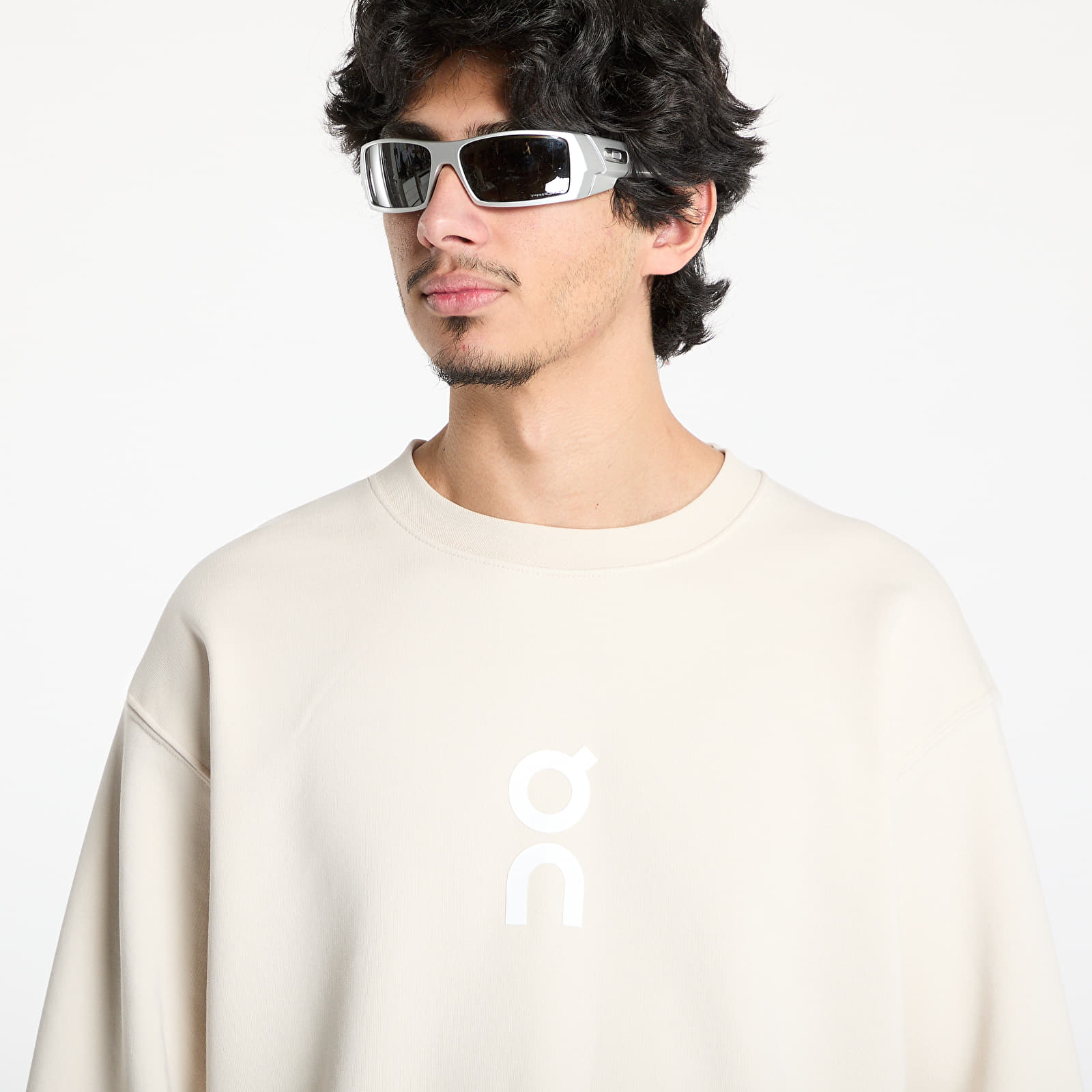 Férfi kapucnis pulcsik On Club Crew Graphic Sweatshirt Silver