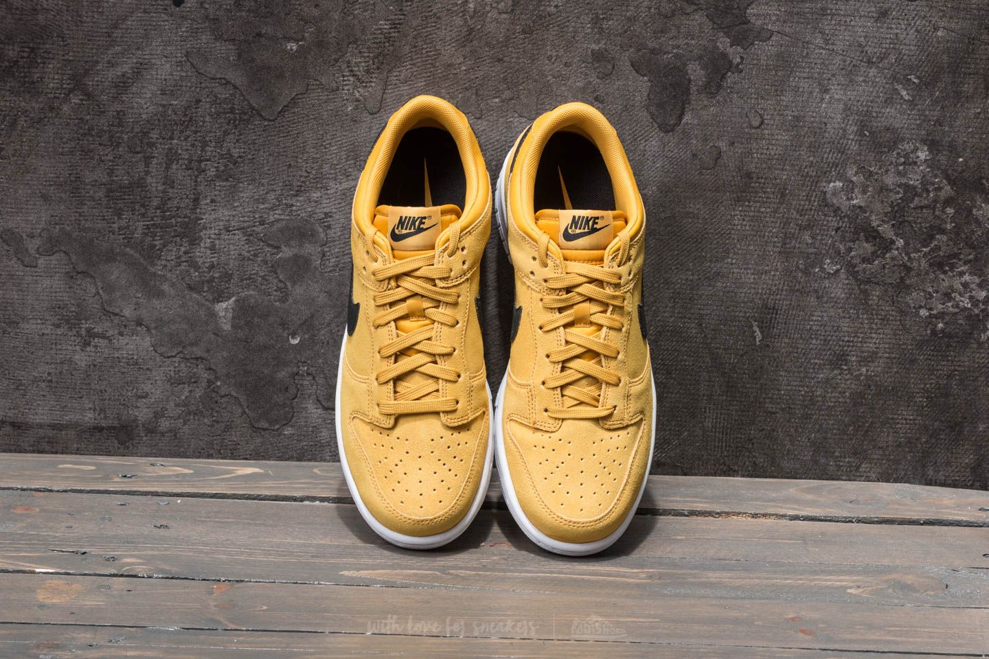 Yellow suede nike cheap