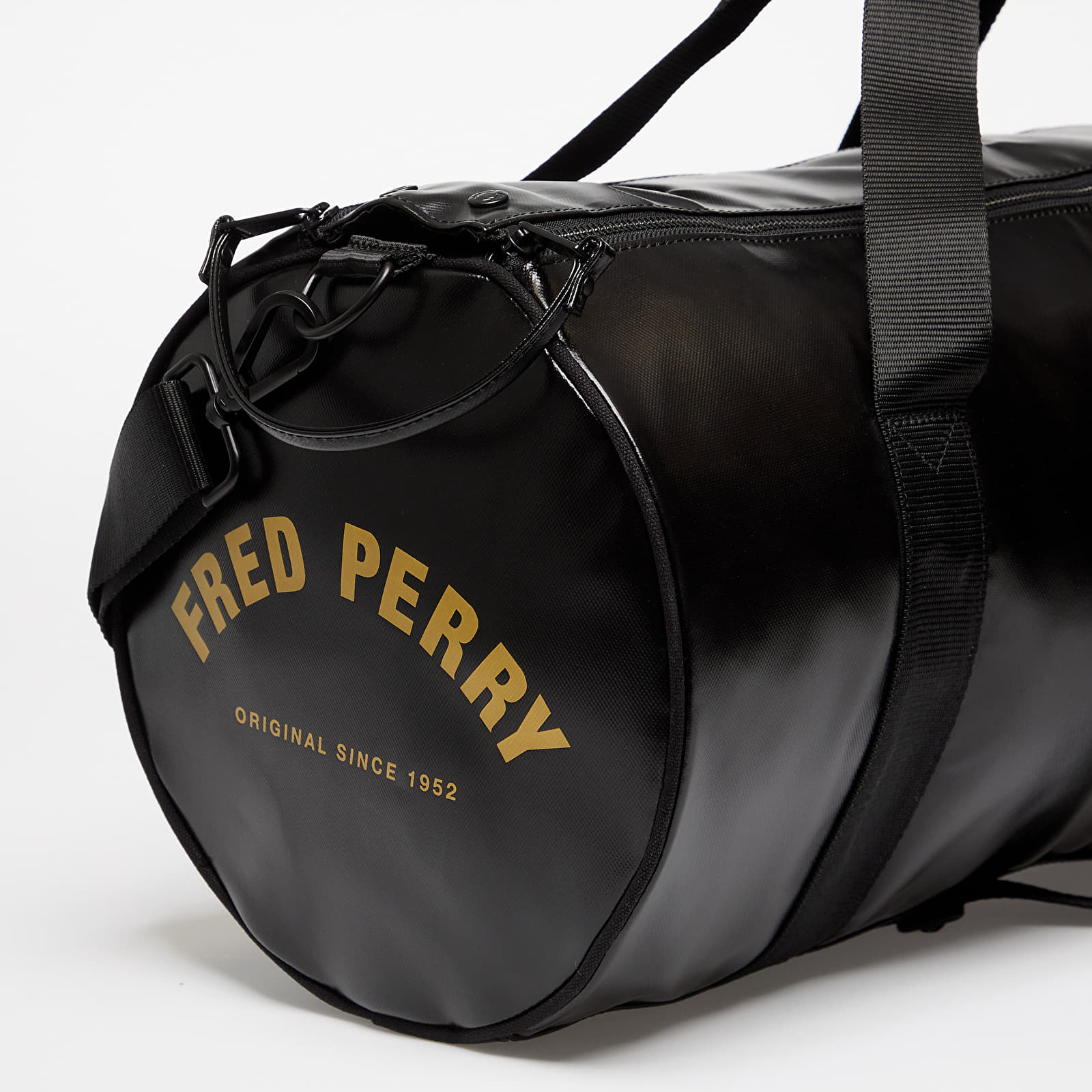 Duffle bag FRED PERRY Tonal Classic Barrel Bag Black/ Gold