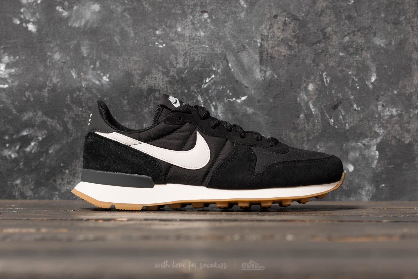 Nike internationalist black summit white discount